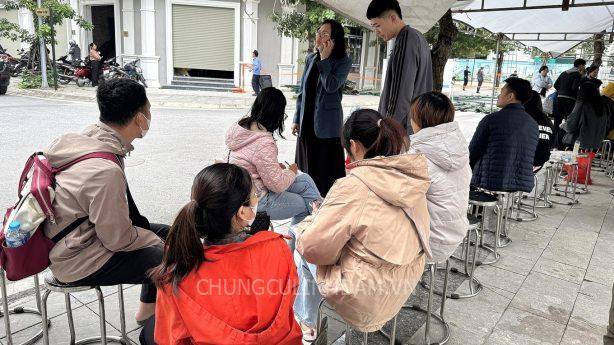 Xếp hàng xuyên đêm nộp hồ sơ mua nhà xã hội tại Hà Nội