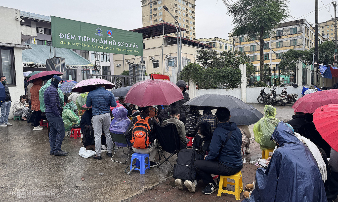 Vì sao hàng trăm người đội mưa rét, chen nhau suất mua nhà xã hội ở Hà Nội?