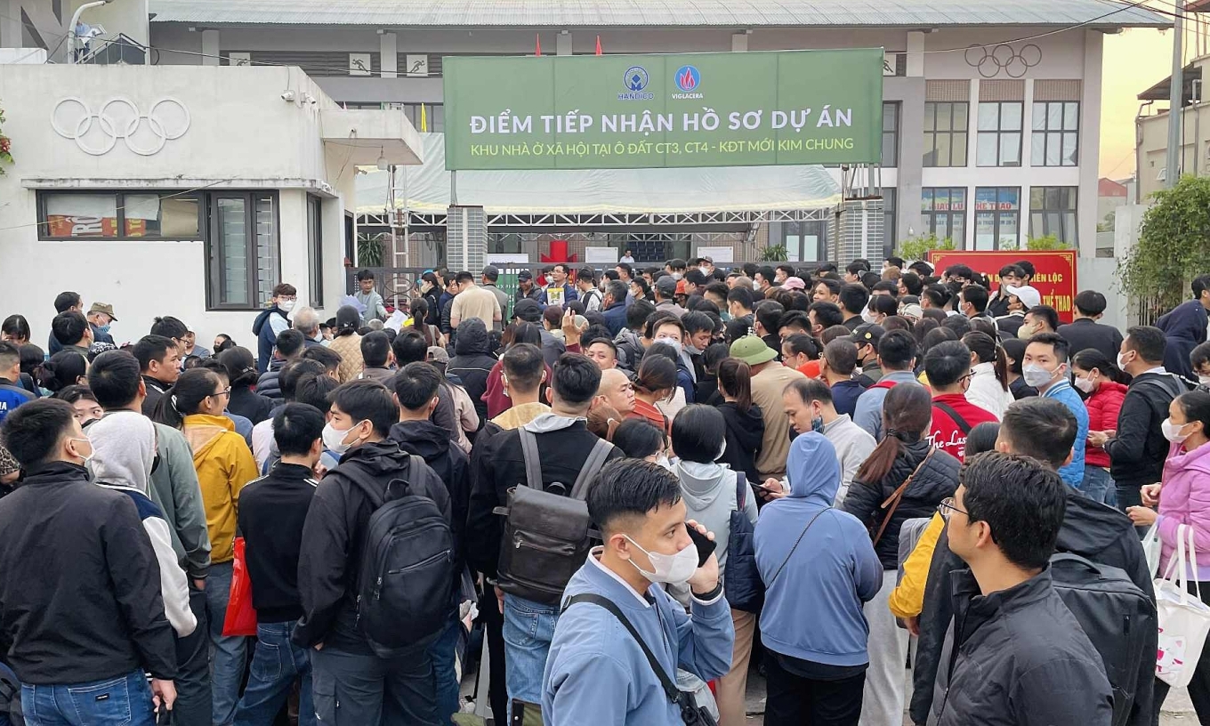 Xếp hàng xuyên đêm để đăng ký mua nhà xã hội